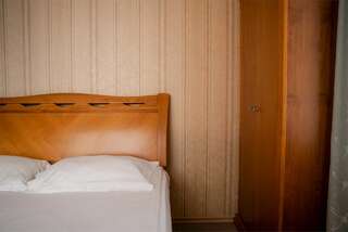 Гостиница Маяк Листвянка Двухместный эконом с одной двуспальной кроватью во втором корпусе-7