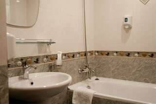 Гостиница Маяк Листвянка Двухместный эконом с одной двуспальной кроватью во втором корпусе-3