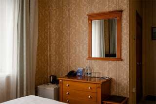 Гостиница Маяк Листвянка Двухместный эконом с одной двуспальной кроватью во втором корпусе-6